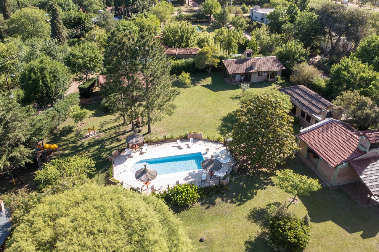 Vista aérea de la piscina y parque